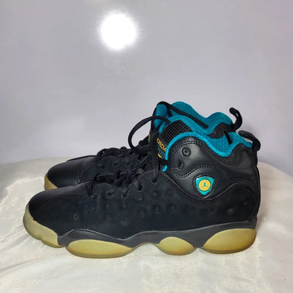 Jordan Boys Size 7Y and Women Size 8.5 Jumpman sneakers.